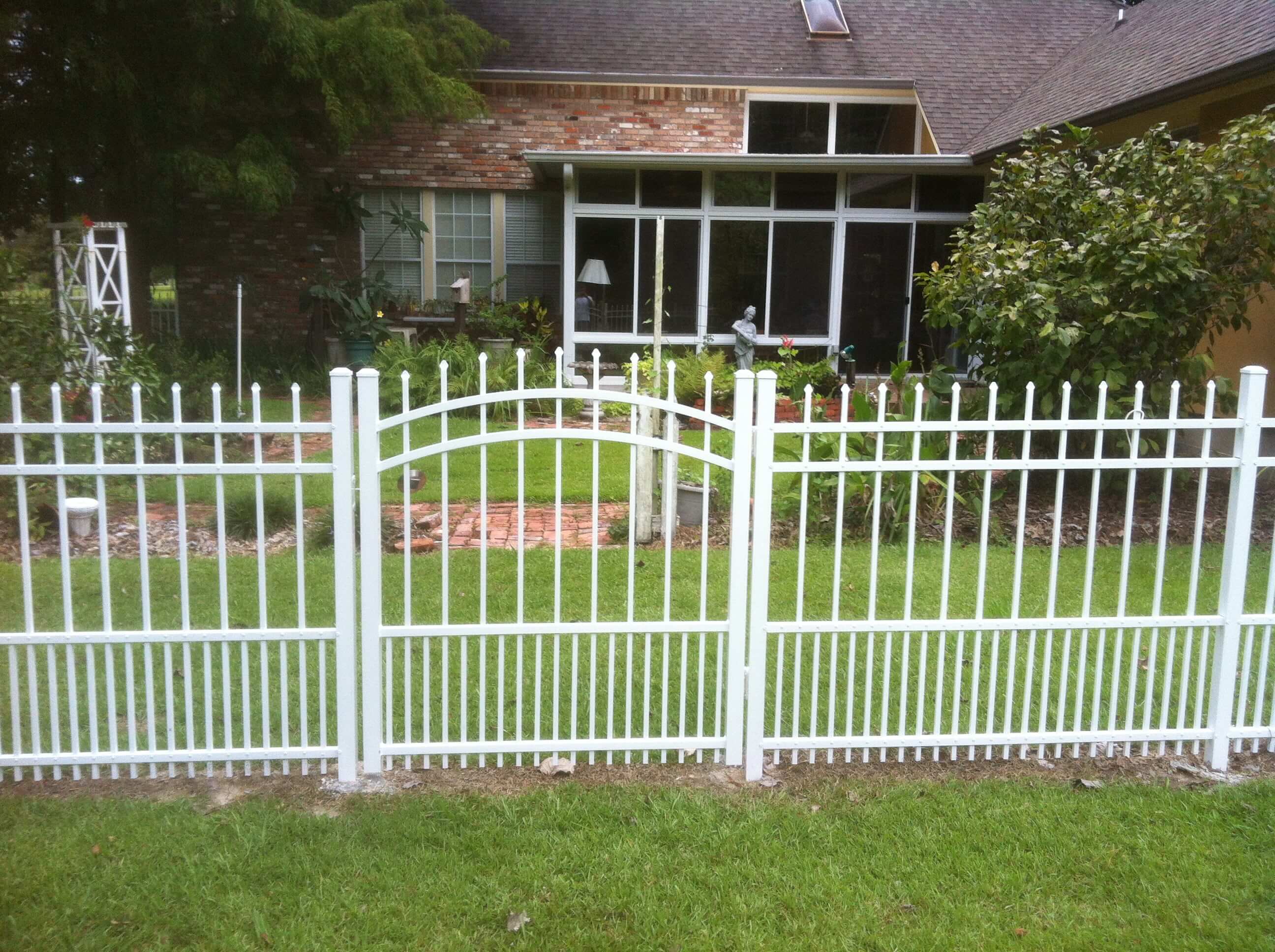 Aluminum Fence with Puppy Picket